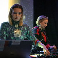 Det samiske kunstnerkollektiv Article 3 og dj’s Alice Jektevik og Petra Laiti med parolen »Urfolk har ret til selvbestemmelse på dansegulvet.« © Nima Taheri