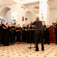 Szymon Bywalec dirigerer sangere fra Polish Radio Choir. © Katarzyna Kukiełka