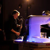 Michał Górczyński i performancen »Roboty-duety«. © Katarzyna Kukiełka