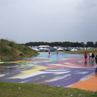 De kunstneriske ambitioner har aldrig været højere på Roskilde Festival. Her er det den tyske kunstner Katharina Grosses værk Destroy Me Once, Destroy Me Twice – et danseplatform i landskabet. © Nanna Ferslev Andersen