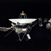 The golden record is attached to the spacecraft. © Wikimedia Commons