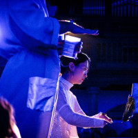 Rei Nakamura, som sammen med Wojtek Blecharz opførte Concerto for Piano and Wireless Speakers i Koncertkirken. ©