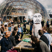 Den britisk-danske komponist og performer James Black under opførelsen af værket »POSY« ved Aarhus Havn. © Tobias Nicolai