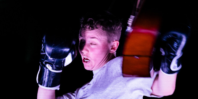 Maxe Lu Alicia bokser med en akustisk guitar. © Malthe Folke Ivarsson Maxe Lu Alicia. © Malthe Folke Ivarsson