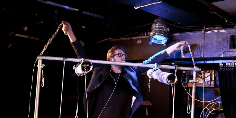 Jeppe Just spiller på sit hjemmebyggede instrument, foto: Hanne Budtz