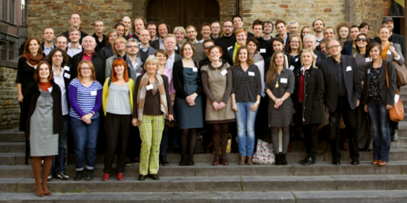 Hele netværket bag projektet New Music: New Audiences samlet ved projektets åbningskonference i Bruxelles sidste år. Nu tælles der ned til konference nummer to i Helsinki. - Foto: Sine Nielsen Hele netværket bag projektet New Music: New Audiences samlet ved projektets åbningskonference i Bruxelles sidste år. Nu tælles der ned til konference nummer to i Helsinki. - Foto: Sine Nielsen