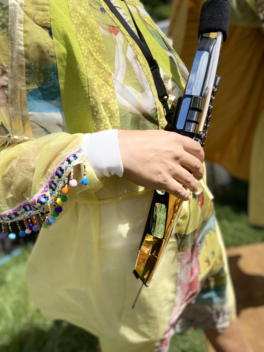 Lise Haller Baggesens nyfortolkning af Karoline Ebbesens tekster i korværket Lille Solstråle sad og så på Månen. Det 40-personers store kor BARK, ledet af Lasse Aagaard, formidlede Ebbesens univers fyldt med engle, kirker og stjerner. Musikken var skabt af Anders Lauge Meldgaard. © Museet for Samtidskunst Roskilde