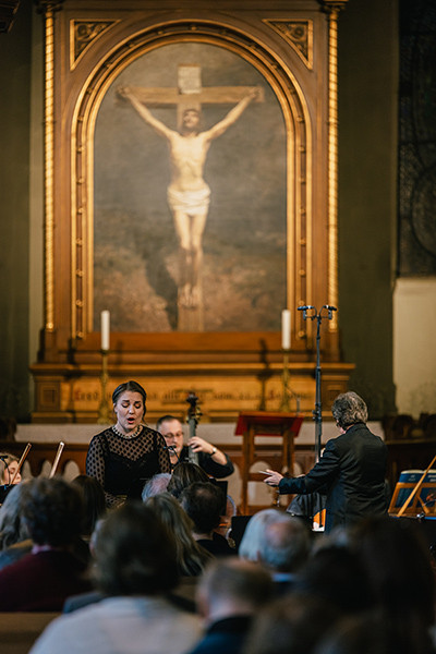 Tyler Futrells uropførelse af »Stabat Mater« med strygerensemblet terJungensemble ledet af dirigenten Lars-Erik ter Jung samt de to sangerinder, sopranen Silje Aker Johnson og mezzosopranen Astrid Norstad. © Anders Lillebo/Oslo Internasjonale Kirkemusikkfestival