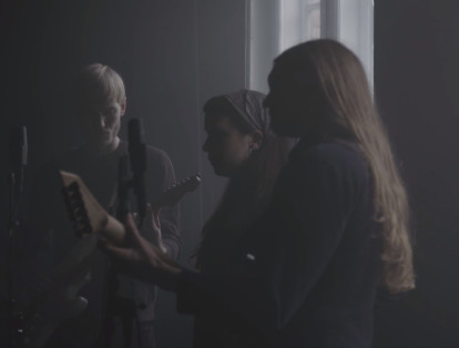 Astrid Sonne omgivet af Tobias Kropp og Marie Louise Buch. © Alice