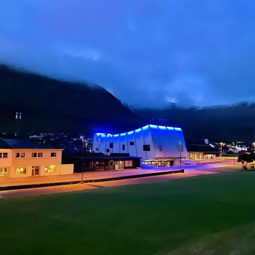 Varpið – a hybrid of proscenium theatre and shoebox concert hall whose metal-box housing leers at an angle over Klaksvík’s main street, like part of a satellite fallen from space. © Annfinur Heinesen