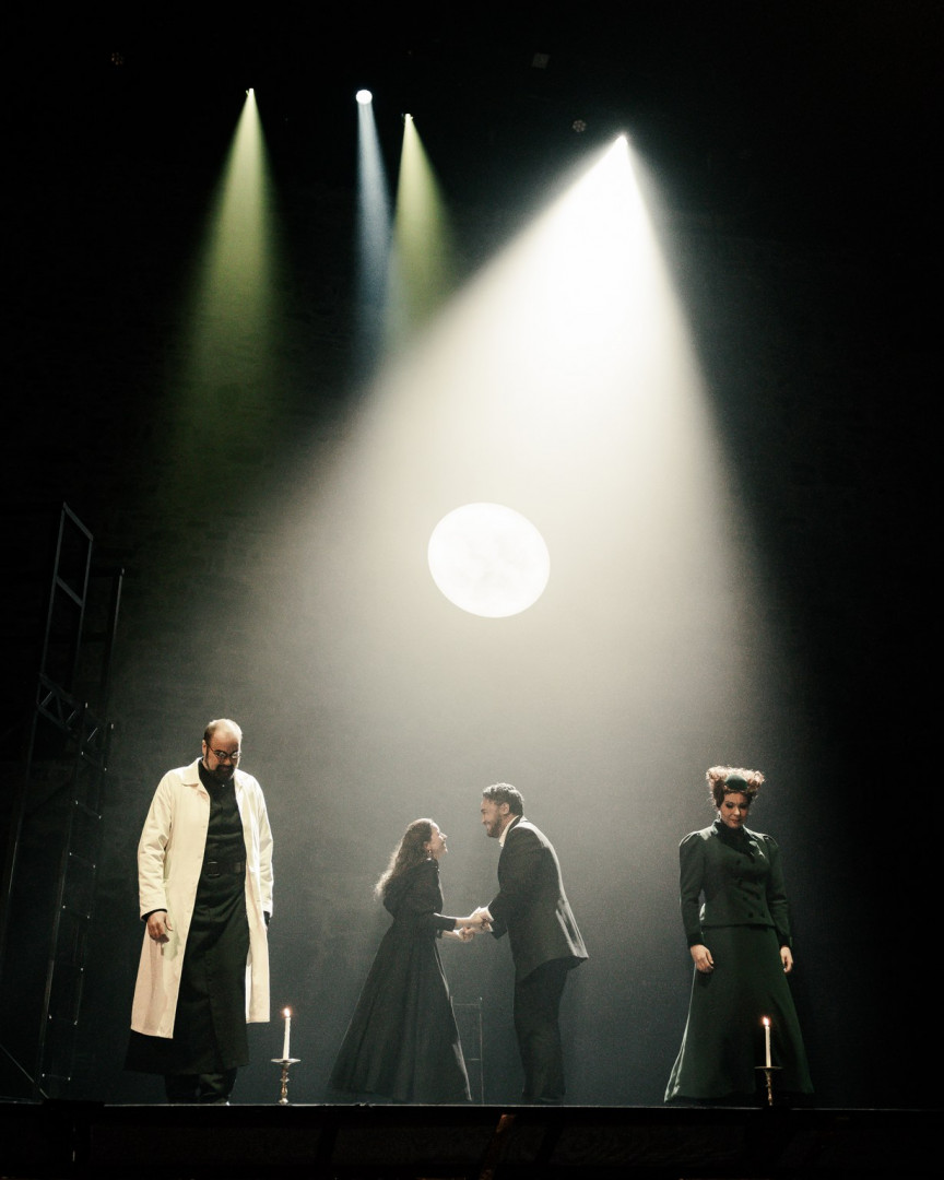 Frère Laurent (Timo Riihonen), Julie (Lisette Oropesa), Romeo (Amitai Pati) og Gertrude (Irina Nuutinen). © Jussi Silvennoinen