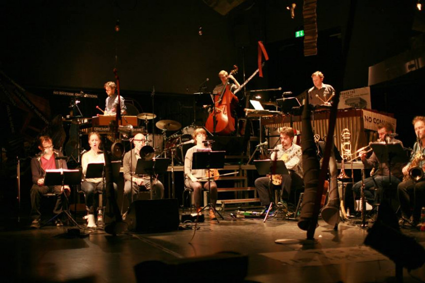 François Sarhans »Ephémère Enchaîné« med Ensemble Scenatet. © Samuel Olandersson